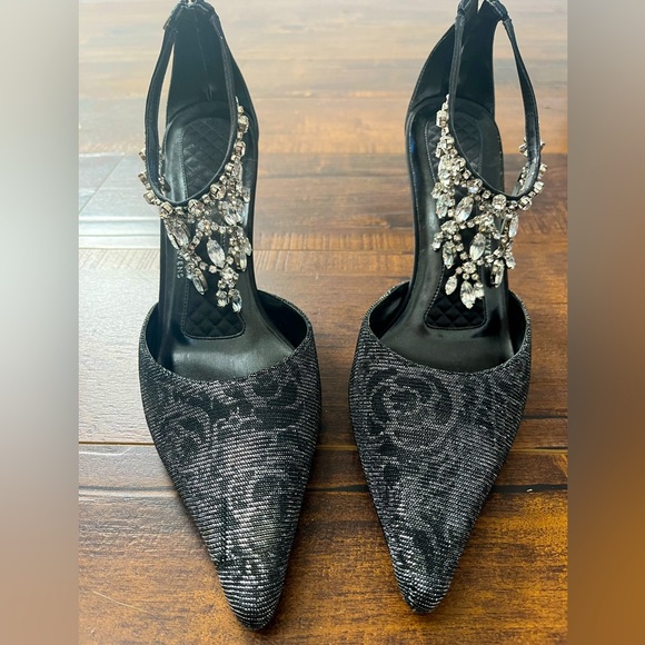 Valerie Stevens Gorgeous Silver & Black Heels - Picture 1 of 6